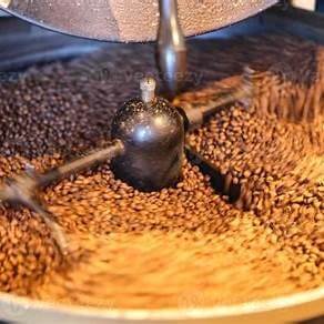 Koffiebonen in een koffiebrander machine